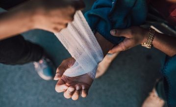 how to care for non-healing wounds at home